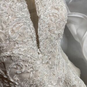 ABSOLUTELY GORGEOUS MARTINA LIANA WEDDING GOWN